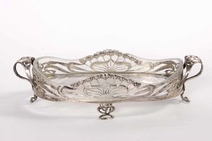 Centrotavola in argento fuso, traforato e cesellato. Manifattura europea (Austria?) di inizio XX secolo.  - Asta Argenti del XX secolo - Associazione Nazionale - Case d'Asta italiane