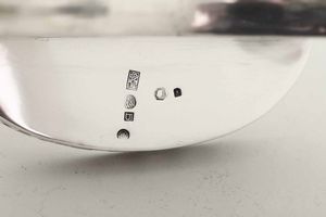 Raro candelabro. Argento fuso, sagomato e cesellato. Vienna 1903-1932 (Wiener Werkstatte). Designer Joseph Hoffman (?). Argentiere Joseph Wagner  - Asta Argenti del XX secolo - Associazione Nazionale - Case d'Asta italiane