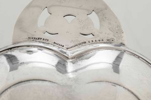 Due vassoi. Argento sterling fuso, sagomato e traforato. Tiffany & Co. USA XX secolo  - Asta Argenti del XX secolo - Associazione Nazionale - Case d'Asta italiane