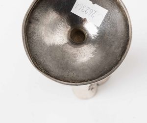 Portafiori. Argento fuso, sbalzato e cesellato. Cina inizio XX secolo  - Asta Argenti del XX secolo - Associazione Nazionale - Case d'Asta italiane