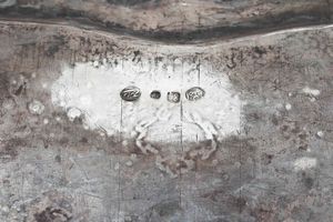 Grande vassoio. Argento fuso, sbalzato, cesellato e niellato. Persia met� XX secolo. Argentiere Mahmud Rabi'i di Isfahan. epoca Pahlavi 1965 circa  - Asta Argenti del XX secolo - Associazione Nazionale - Case d'Asta italiane