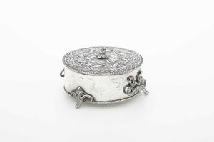 Scatola. Argento fuso, sbalzato e cesellato. Arte coloniale del XIX secolo  - Asta Argenti del XX secolo - Associazione Nazionale - Case d'Asta italiane