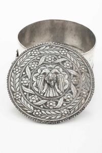 Scatola. Argento fuso, sbalzato e cesellato. Arte coloniale del XIX secolo  - Asta Argenti del XX secolo - Associazione Nazionale - Case d'Asta italiane