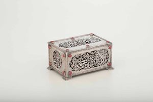 Cofanetto. Argento fuso, traforato e cesellato. Inserti a goccia in corallo. Manifattura del vicino oriente XIX-XX secolo  - Asta Argenti del XX secolo - Associazione Nazionale - Case d'Asta italiane