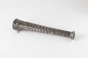 Faretra da parata. Argento fuso, sbalzato e inciso. Manifattura orientale, XX secolo  - Asta Argenti del XX secolo - Associazione Nazionale - Case d'Asta italiane