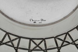 Piatto. Argento 925 fuso, sagomato e inciso. Argenteria artistica fiorentina del XX-XXI secolo per Maison Cristian Dior  - Asta Argenti del XX secolo - Associazione Nazionale - Case d'Asta italiane