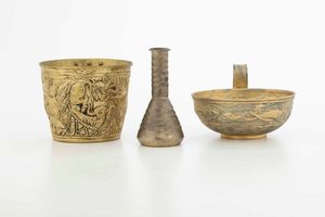 Due coppe e ampolla stile archeologico. Argento fuso, sbalzato, cesellato e dorato. Argenteria artistica greca del XX secolo. Orafo Lalaunis, Atene  - Asta Argenti del XX secolo - Associazione Nazionale - Case d'Asta italiane