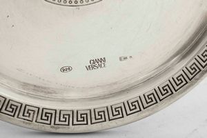 Piatto. Argento 925 fuso, sagomato e inciso. Argenteria artistica fiorentina del XX-XXI secolo per Maison Gianni Versace  - Asta Argenti del XX secolo - Associazione Nazionale - Case d'Asta italiane