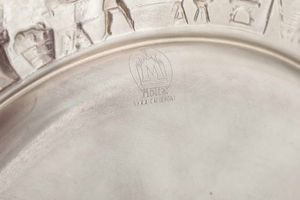 Piatto celebrativo. Argento fuso e sagomato. Argenteria Artistica Italiana del XX secolo  - Asta Argenti del XX secolo - Associazione Nazionale - Case d'Asta italiane