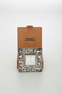 Sveglia da tavolo. Cornice in argento fuso e sagomato. Argenteria italiana del XX-XXI secolo per Maison Cristian Dior  - Asta Argenti del XX secolo - Associazione Nazionale - Case d'Asta italiane