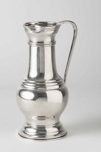 Brocca. Argento fuso, sagomato e sbalzato. Argenteria artistica fiorentina del XX secolo. Argentiere Brandimarte  - Asta Argenti del XX secolo - Associazione Nazionale - Case d'Asta italiane