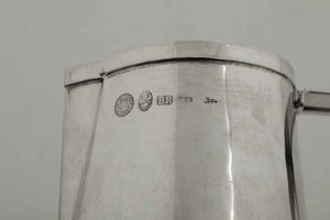 Tre brocche. Argento fuso, sagomato e sbalzato. Argenteria Artistica Fiorentina del XX secolo. Argentiere Brandimarte  - Asta Argenti del XX secolo - Associazione Nazionale - Case d'Asta italiane