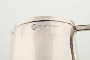 Brocca. Argento sterling fuso e sbalzato. Firenze XX secolo. Argentiere Brandimarte  - Asta Argenti del XX secolo - Associazione Nazionale - Case d'Asta italiane