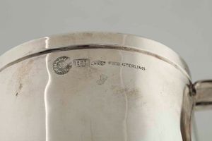Brocca. Argento sterling fuso e sbalzato. Firenze XX secolo. Argentiere Brandimarte  - Asta Argenti del XX secolo - Associazione Nazionale - Case d'Asta italiane