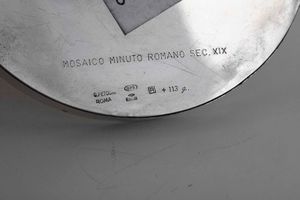 Lotto di tre presse papier con moneta, micromosaico, medaglia commemorativa. Argenteria italiana del XX secolo. Argentiere Petochi, Roma  - Asta Argenti del XX secolo - Associazione Nazionale - Case d'Asta italiane