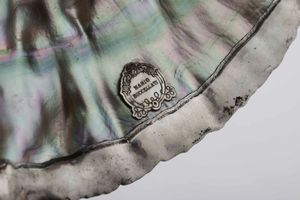 Quattro conchiglie rivestite in argento. Argenteria artistica del XX-XXI secolo. Firma Mario Buccellati su etichetta a scudo in argento  - Asta Argenti del XX secolo - Associazione Nazionale - Case d'Asta italiane