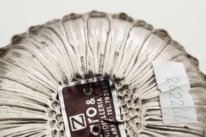 Due segnaposti a girasole. Argento fuso e sagomato. Argenteria artistica italiana del XX-XXI secolo. Argentiere Clementi, Bologna per Gianmaria Buccellati  - Asta Argenti del XX secolo - Associazione Nazionale - Case d'Asta italiane