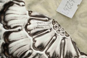 Due segnaposti a fiore. Argento fuso e sagomato. Argenteria artistica italiana del XX-XXI secolo. Argentiere Clementi, Bologna per Gianmaria Buccellati  - Asta Argenti del XX secolo - Associazione Nazionale - Case d'Asta italiane