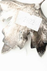 Tre segnaposti a foglia. Argento fuso e sagomato. Argenteria artistica italiana del XX-XXI secolo. Argentiere Pradella, Milano per Mario Buccellati  - Asta Argenti del XX secolo - Associazione Nazionale - Case d'Asta italiane
