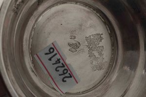 Servizio da t� e caff�. Argento fuso, sagomato ed ebanizzato. Argenteria artistica milanese della prima met� del XX secolo. Bollo con fascio littorio in uso dal 1835 al 1945. Argentiere Ganci  - Asta Argenti del XX secolo - Associazione Nazionale - Case d'Asta italiane
