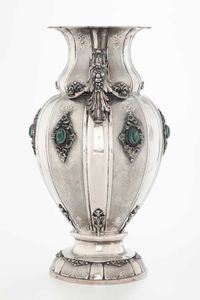 Vaso. Argento fuso, sagomato, cesellato e cabochon in malachite. Argenteria artistica milanese. Bollo con fascio littorio in uso dal 1935 al 1945, argentiere Fassi Arno  - Asta Argenti del XX secolo - Associazione Nazionale - Case d'Asta italiane