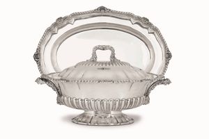 Zuppiera con pr�sentoir. Argento 925 fuso, sagomato e cesellato. Argenteria artistica milanese del XX secolo. Argentiere Ilario Pradella per gioielleria Ventrella Roma  - Asta Argenti del XX secolo - Associazione Nazionale - Case d'Asta italiane