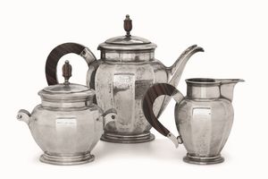 Servizio da t� e caff�. Argento 900 fuso e sbalzato. Argenteria artistica milanese della prima met� del XX secolo. Argentiere Messulam  - Asta Argenti del XX secolo - Associazione Nazionale - Case d'Asta italiane