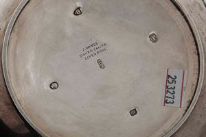 Servizio da t� e caff�. Argento fuso, sbalzato e cesellato. Marchi della citt� di Londra per il 1860 e dell'argentiere WH (non identificato)  - Asta Argenti del XX secolo - Associazione Nazionale - Case d'Asta italiane