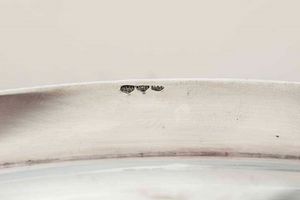 Vassoio. Argento fuso e sagomato. Argenteria Artistica Italiana della prima met� del XX secolo. Argentiere Ricci&C, Alessandria  - Asta Argenti del XX secolo - Associazione Nazionale - Case d'Asta italiane