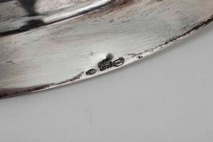 Vassoio. Argento fuso e sagomato. Argenteria italiana del XX secolo. Argentiere Peruggia Alessandria  - Asta Argenti del XX secolo - Associazione Nazionale - Case d'Asta italiane