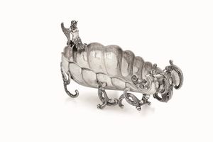 Centrotavola. Argento fuso, cesellato e martellato. Argenteria artistica italiana del XX secolo. Argentiere Peruggia, Alessandria  - Asta Argenti del XX secolo - Associazione Nazionale - Case d'Asta italiane