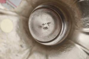 Vaso biansato. Argento fuso, sagomato e cesellato. Argenteria italiana del XX secolo. Argentiere Peruggia, Alessandria  - Asta Argenti del XX secolo - Associazione Nazionale - Case d'Asta italiane