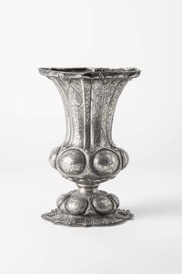 Vaso a tromba. Argento fuso, sagomato e cesellato. Argenteria artistica italiana del XX secolo. Prima met� del XX secolo.  - Asta Argenti del XX secolo - Associazione Nazionale - Case d'Asta italiane