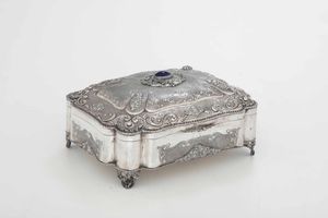 Portagioie. Argento fuso, sagomato e cesellato, castone con pietra blu cabochon. Argenteria artistica italiana del XX secolo. Argentiere entico Goretta, Alessandria  - Asta Argenti del XX secolo - Associazione Nazionale - Case d'Asta italiane