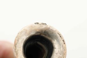 Quattro segnaposto a foggia di strumenti musicali. Argento fuso e sagomato. Argenteria artistica del XX secolo (Italia?)  - Asta Argenti del XX secolo - Associazione Nazionale - Case d'Asta italiane