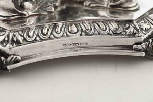 Coppia di candelabri a sette fiamme. Argento fuso, sagomato e cesellato. Argenteria artistica siciliana del XX secolo. Argentiere Eugenio Stancampiano, Palermo  - Asta Argenti del XX secolo - Associazione Nazionale - Case d'Asta italiane