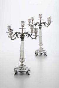 Coppia di candelabri. Argento sterling fuso, sagomato e cesellato. Argenteria artistica lombarda del XX secolo. Argentiere Petruzzi & Branca, Brescia  - Asta Argenti del XX secolo - Associazione Nazionale - Case d'Asta italiane