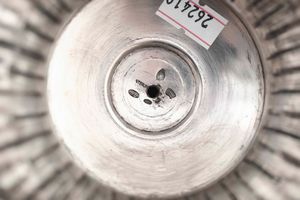 Coppia di candelabri. Argento sterling fuso, sagomato e cesellato. Argenteria artistica lombarda del XX secolo. Argentiere Petruzzi & Branca, Brescia  - Asta Argenti del XX secolo - Associazione Nazionale - Case d'Asta italiane