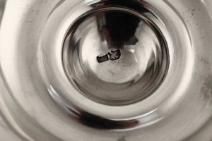 Coppia di candelabri a tre fiamme in argento. Argenteria artistica italiana del XX secolo  - Asta Argenti del XX secolo - Associazione Nazionale - Case d'Asta italiane