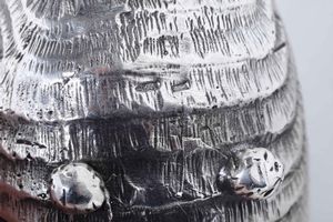 Coppia di nautilus. Argento 925 fuso, sbalzato, cesellato e castoni ovali con turchesi e coralli. Manifattura artistica fiorentina del XX secolo  - Asta Argenti del XX secolo - Associazione Nazionale - Case d'Asta italiane