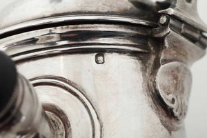 Caffettiera. Argento primo titolo fuso, sbalzato e cesellato. Francia XIX secolo  - Asta Argenti del XX secolo - Associazione Nazionale - Case d'Asta italiane