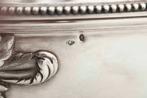 Coppia di portavivande. Argento fuso, sbalzato e cesellato. Francia XIX secolo. Marchio per l�esportazione in uso dal 1838 e dell�argentiere LB con fiore e stella entro rombo (non identificato)  - Asta Argenti del XX secolo - Associazione Nazionale - Case d'Asta italiane