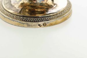 Tazza con pr�sentoir. Argento primo titolo fuso, sbalzato, cesellato e dorato. Parigi 1819-1838, argentiere NM inframezzato da ancora e stelle (non identificato)  - Asta Argenti del XX secolo - Associazione Nazionale - Case d'Asta italiane