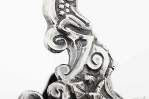 Coppia di candelieri. Argento fuso, sbalzato e cesellato. Portogallo, citt� di Porto, ultimo quarto del XIX secolo  - Asta Argenti del XX secolo - Associazione Nazionale - Case d'Asta italiane