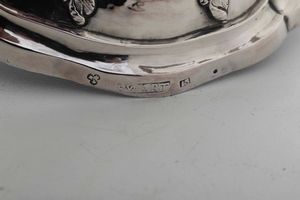 Coppia di doppieri. Argento fuso, sbalzato e cesellato. Impero austro augarico del XIX secolo. Argentiere Wart (?). Marchi di importazione francesi  - Asta Argenti del XX secolo - Associazione Nazionale - Case d'Asta italiane