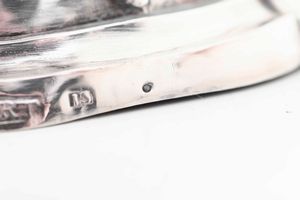 Coppia di doppieri. Argento fuso, sbalzato e cesellato. Impero austro augarico del XIX secolo. Argentiere Wart (?). Marchi di importazione francesi  - Asta Argenti del XX secolo - Associazione Nazionale - Case d'Asta italiane