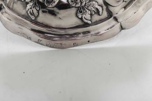 Coppia di doppieri. Argento fuso, sbalzato e cesellato. Impero austro augarico del XIX secolo. Argentiere Wart (?). Marchi di importazione francesi  - Asta Argenti del XX secolo - Associazione Nazionale - Case d'Asta italiane