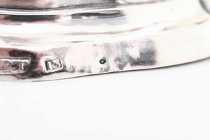 Coppia di doppieri. Argento fuso, sbalzato e cesellato. Impero austro augarico del XIX secolo. Argentiere Wart (?). Marchi di importazione francesi  - Asta Argenti del XX secolo - Associazione Nazionale - Case d'Asta italiane