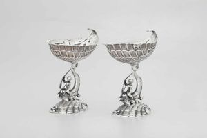 Coppia di alzate. Argento fuso, sbalzato e cesellato. Manifattura europea (Hanau?) del XIX-XX secolo  - Asta Argenti del XX secolo - Associazione Nazionale - Case d'Asta italiane
