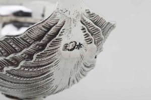 Coppia di alzate. Argento fuso, sbalzato e cesellato. Manifattura europea (Hanau?) del XIX-XX secolo  - Asta Argenti del XX secolo - Associazione Nazionale - Case d'Asta italiane